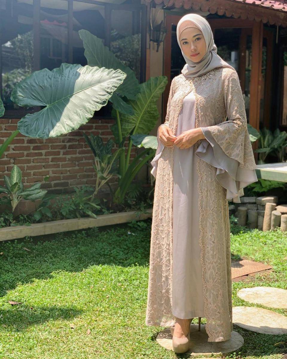 OOTD kondangan hijab ala Poppy Bunga (instagram.com/poppybungariphat)