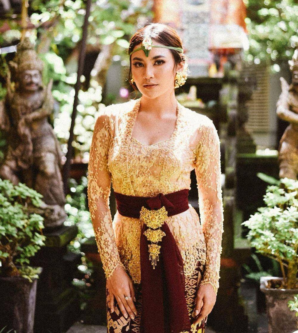 Kebaya Bali ala figur publik (instagram.com/mahaliniraharja)