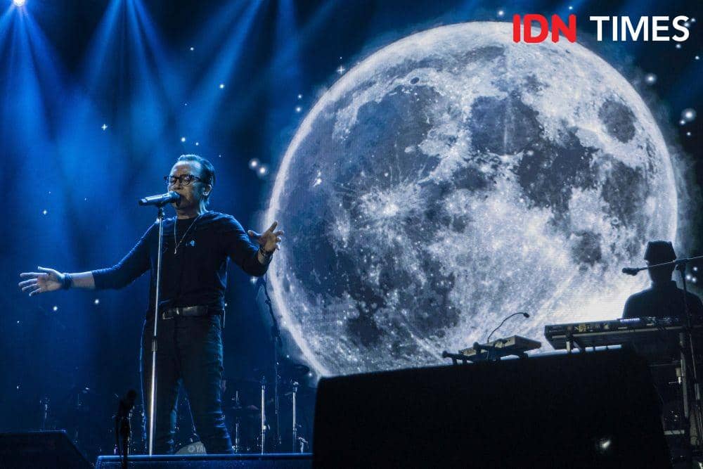 Ari Lasso membawakan dua lagu favorit Ibu Negara Iriana dalam konser bersama Dewa - 19 di Kota Medan, Sabtu (11/2/2023). (IDN Times/Prayugo Utomo)