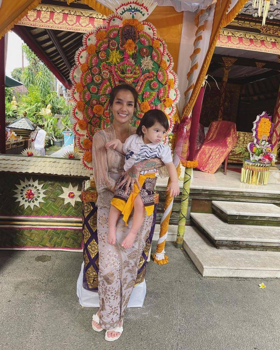 Kebaya Bali ala figur publik (instagram.com/itssheilamj)