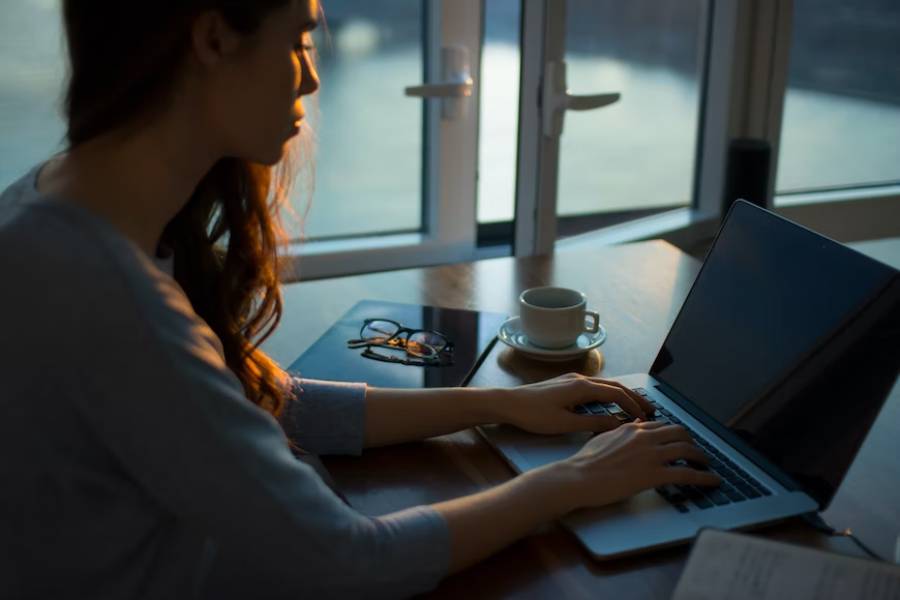 ilustrasi menggunakan WhatsApp di laptop (unsplash.com/Thought Catalog)