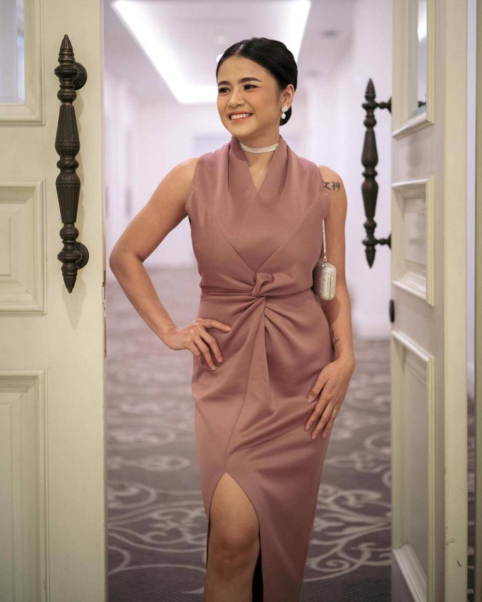 Baju pesta istri komika (instagram.com/atvezzo)