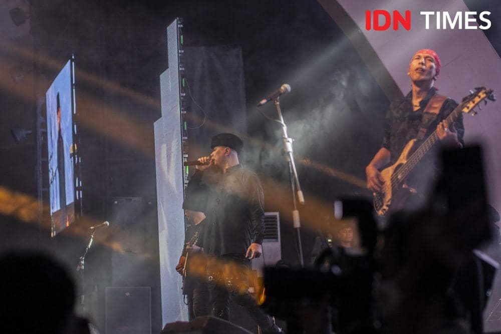 Dewa - 19 menggelar konser spektakuler di Kota Medan, Sabtu (11/2/2023) malam. (IDN Times/Prayugo Utomo)