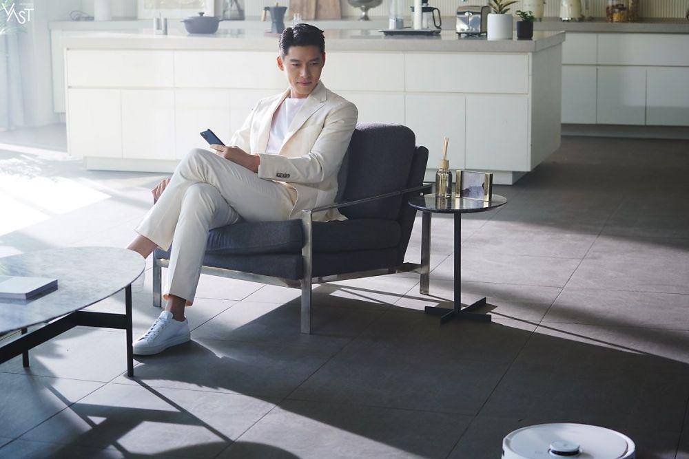 OOTD warna cerah ala Hyun Bin (dok. VAST Entertainment)