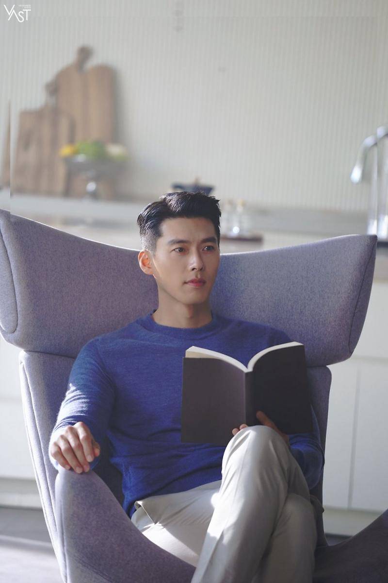 OOTD warna cerah ala Hyun Bin (dok. VAST Entertainment)