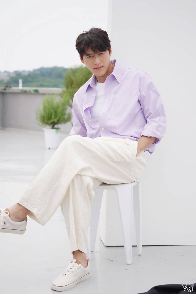 OOTD warna cerah ala Hyun Bin (dok. VAST Entertainment)