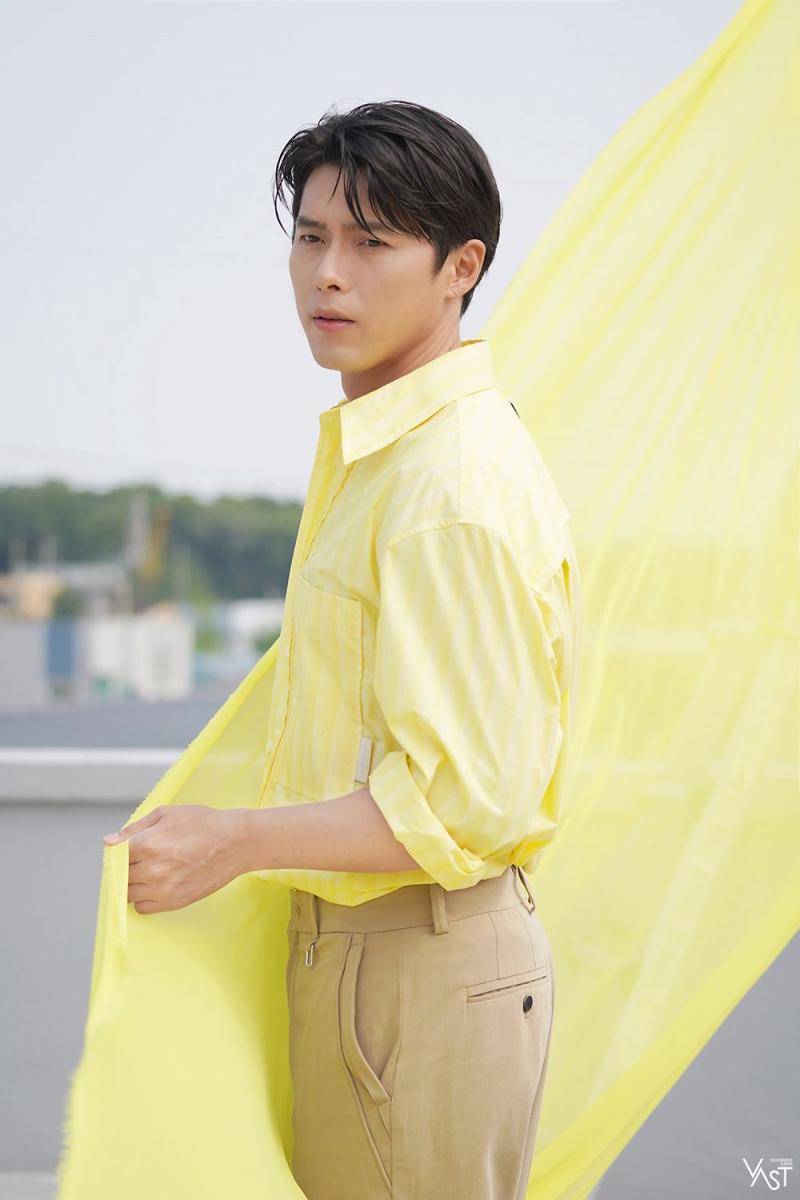 OOTD warna cerah ala Hyun Bin (dok. VAST Entertainment)