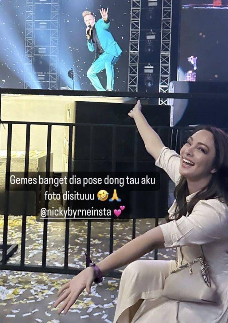 Artis nonton Westlife (Instagram.com/reisabrotoasmoro)