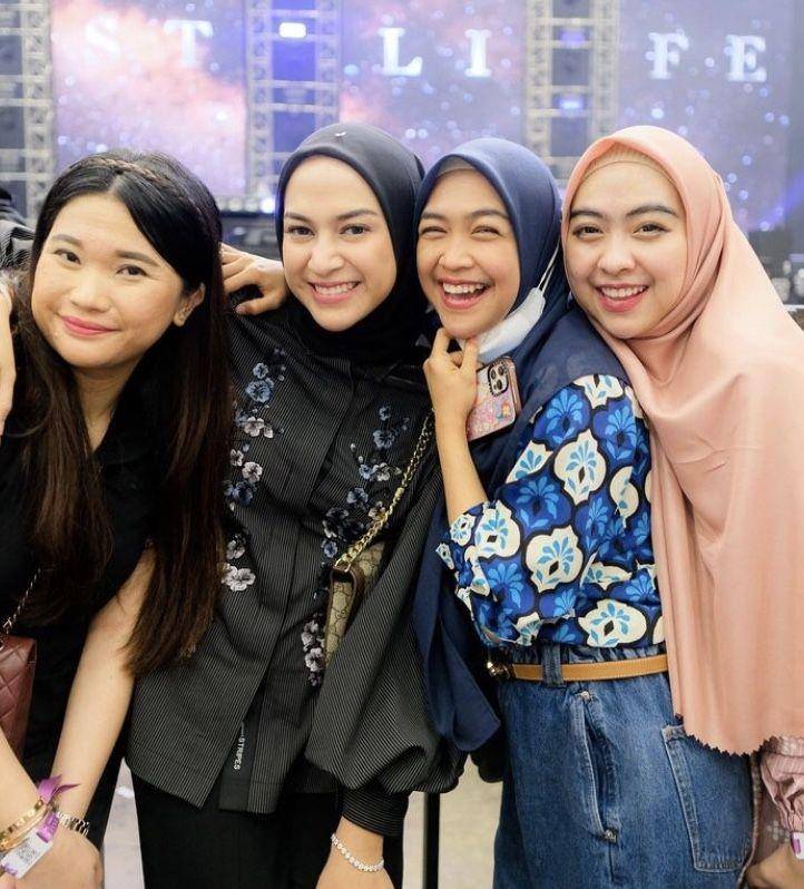 Artis nonton Westlife (Instagram.com/ninazatulini22)
