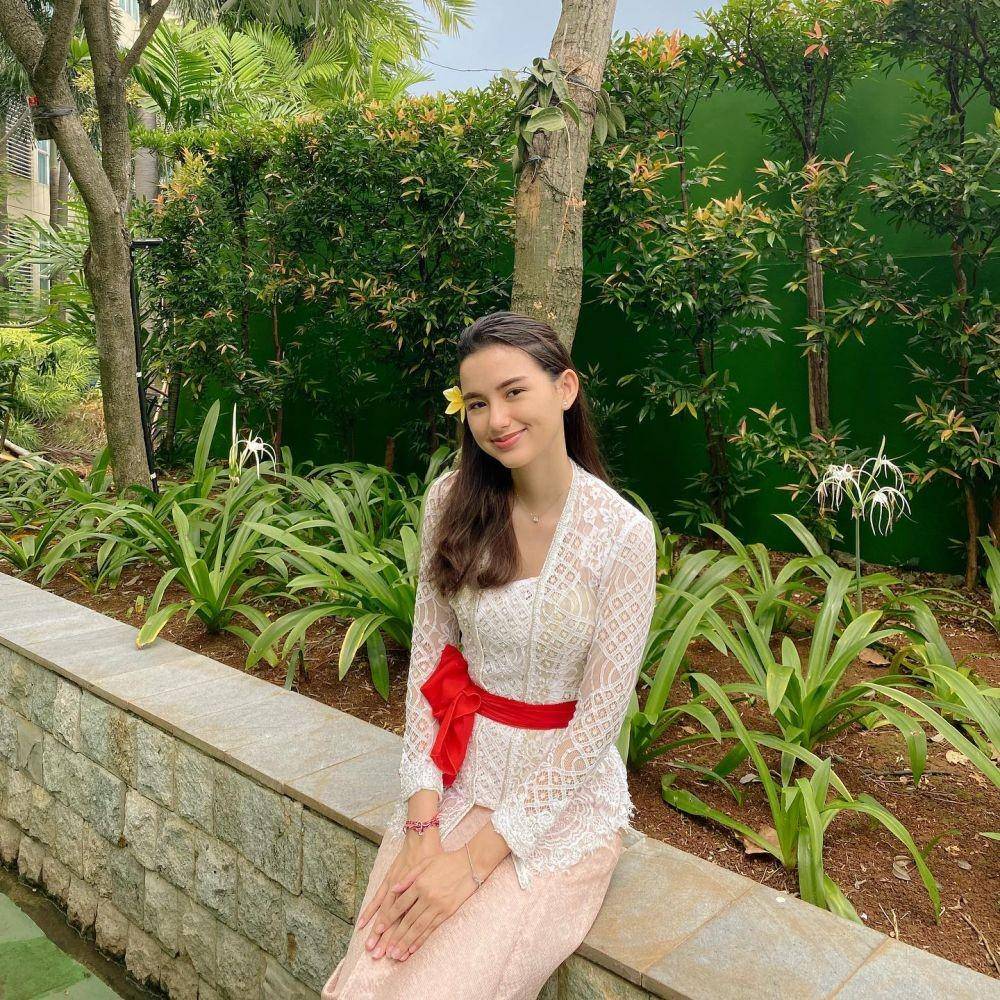 Kebaya Bali ala figur publik (instagram.com/ssarah_menzel)