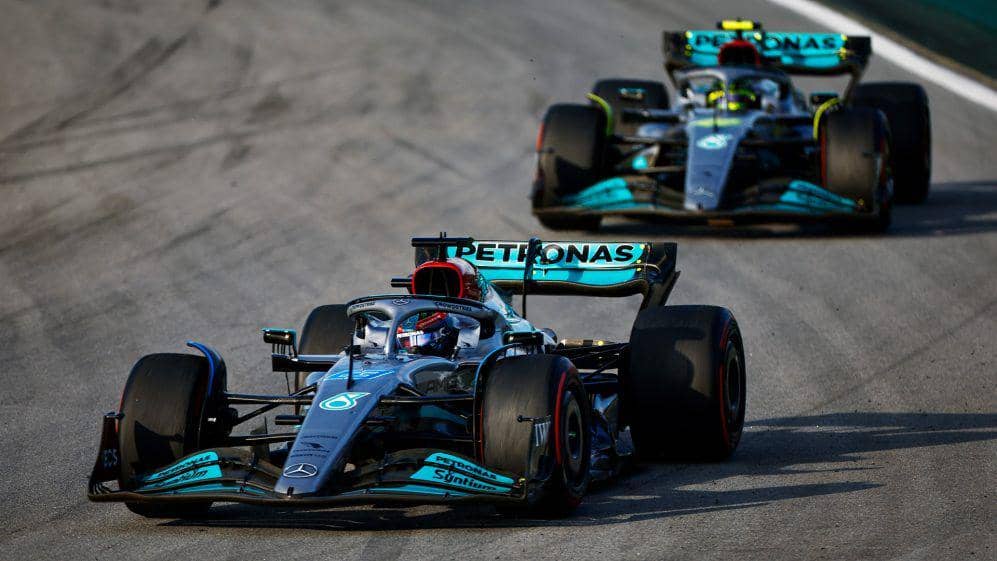 George Russell dan Lewis Hamilton memacu mobil dalam sebuah balapan Formula 1 2022. (formula1.com)