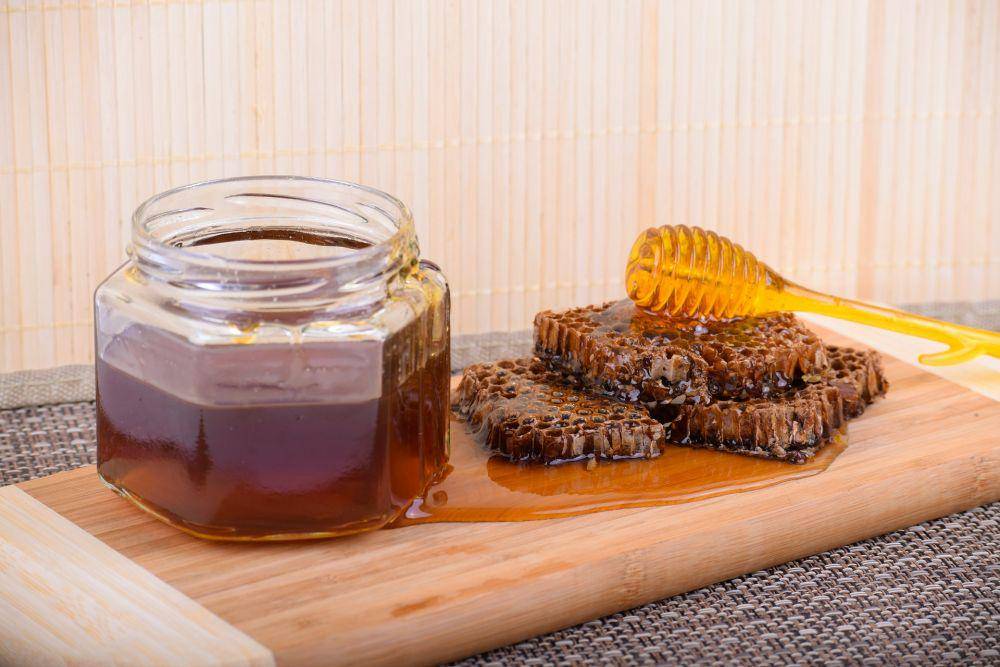 Ilustrasi madu sebagai obat alami batuk kering (pixabay.com/ExplorerBob)