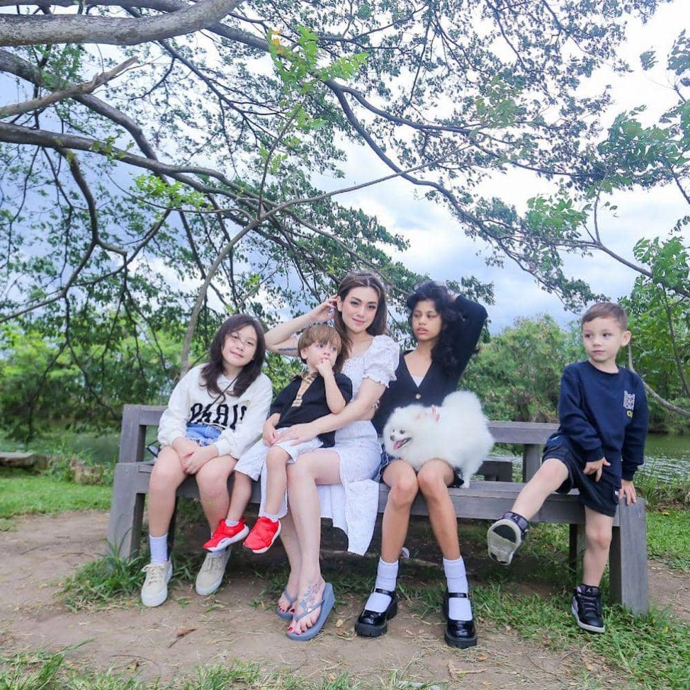 potret Celine Evangelista dan keempat buah hati (instagram.com/celine_evangelista)