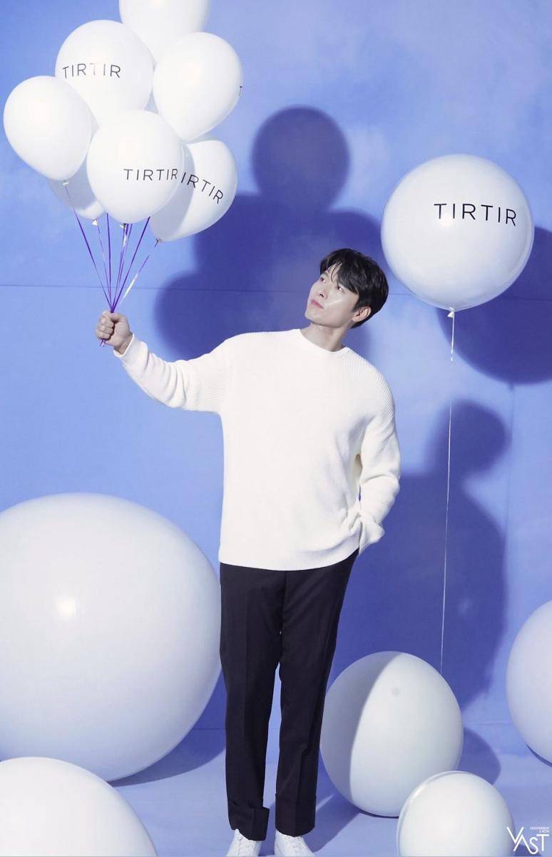 OOTD warna cerah ala Hyun Bin (dok. VAST Entertainment)