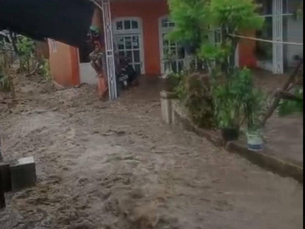 Rumah warga terdampak luapan sungai. (FOTO: Screenshot video)