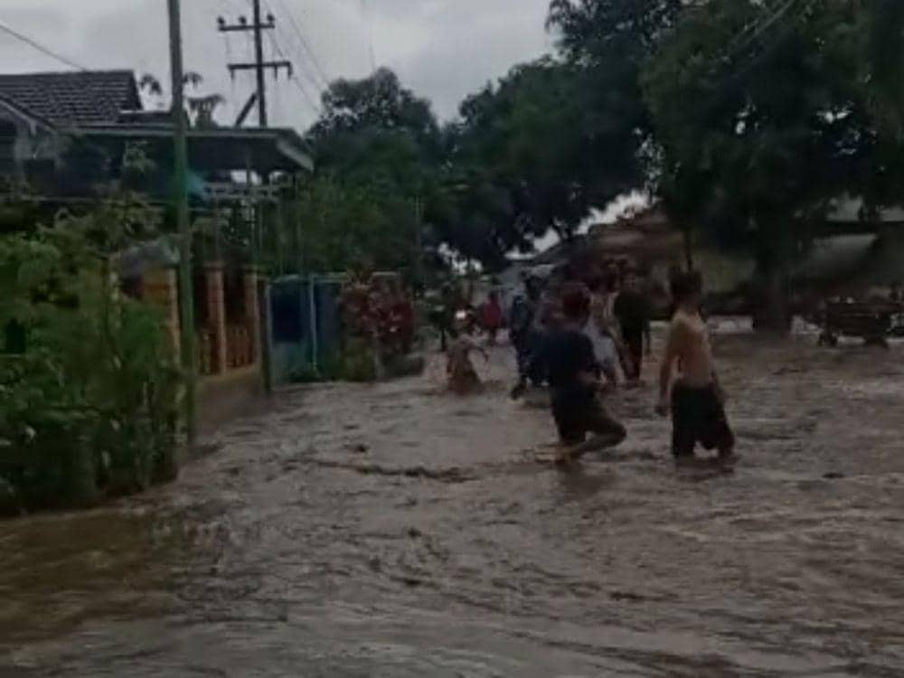 Banjir luapan sungai di Banyuwangi. (FOTO: Screenshot video)