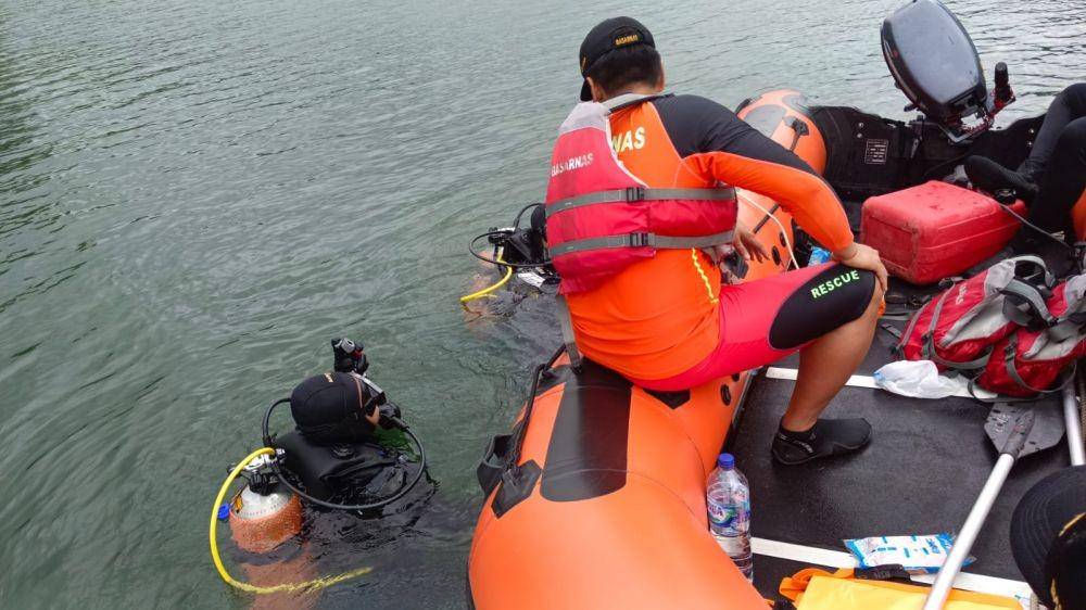 Dengan memakai tabung oksigen dan alat selam yang memadai, seorang personel SAR Cilacap turut mencari tubuh pria di Waduk Sempor Kebumen. (IDN Times/Dok Humas Basarnas Cilacap)