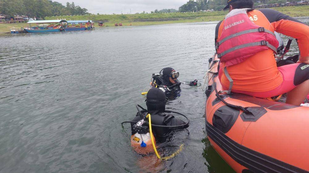 Dua penyelam dari tim SAR Cilacap terlihat memakai alat lengkap saat melacak tubuh pria misterius yang raib di Waduk Sempor Kebumen. (IDN Times/Dok Humas SAR Cilacap)