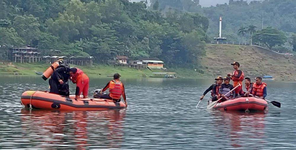 Dua perahu karet yang memuat sejumlah personel SAR Cilacap dioperasikan untuk mencari keberadaan pria misterius yang hilang di Waduk Sempor Kebumen