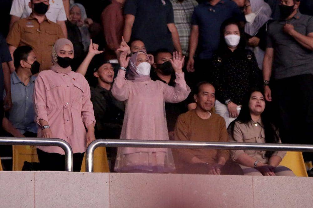 Presiden Jokowi, Iriana Jokowi, dan Kahiyang Ayu nonton konser Dewa 19 di Pardede Hall Medan, Sabtu (11/2/2023) (IDN Times/Arifin Al Alamudi)
