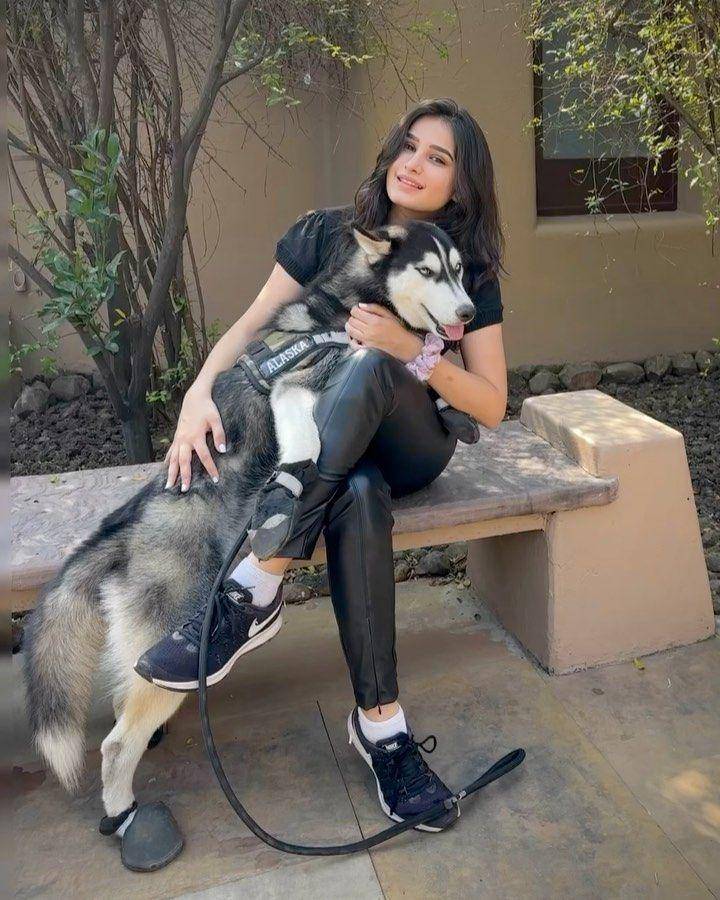 Rasha Thadani dan anjingnya (instagram.com/rashathadani)