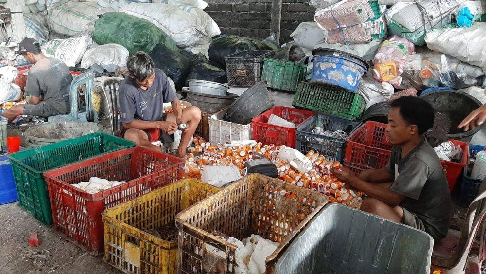 Proses memilah sampah sebelum didaur ulang (IDN Times/Sunariyah)