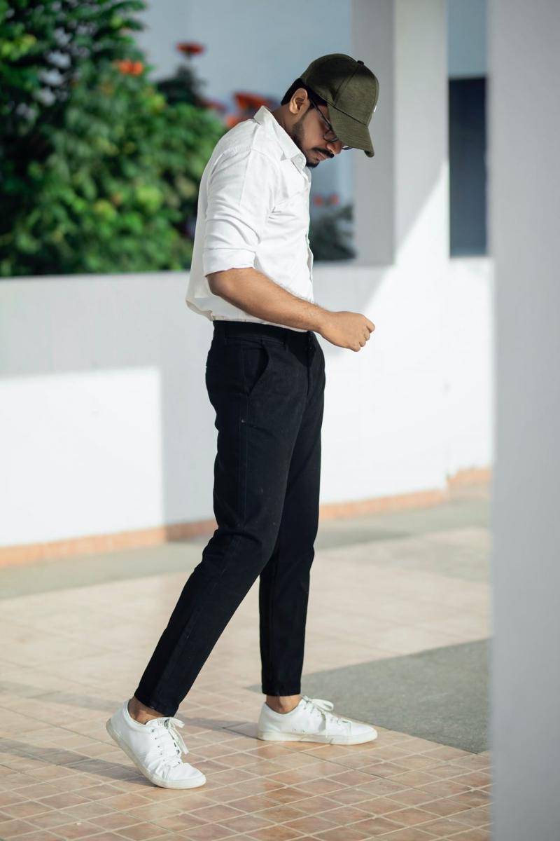 ilustrasi cowok menggunakan ABC pant slim utilitech (unsplash.com/Santhosh Vaithiyanathan)