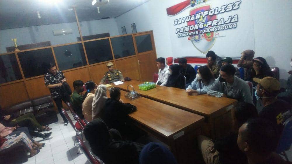 Pasangan yang terazia dibawa ke kantor Satpol PP. IDN Times/ istimewa