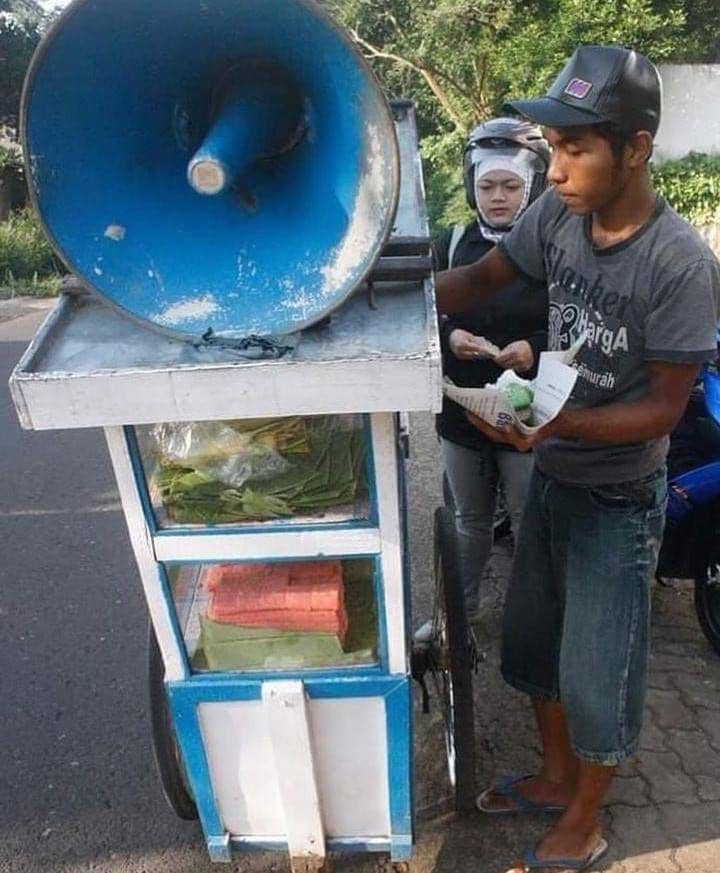 alat untuk berjualan yang gak biasa (instagram.com/humorsantuy)