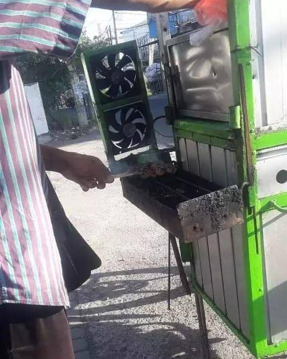 alat untuk berjualan yang gak biasa (instagram.com/humorsantuy)