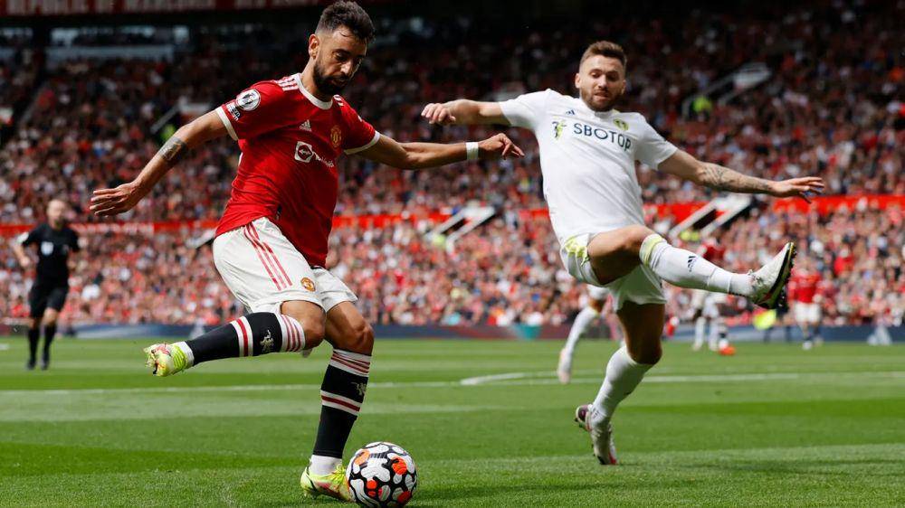 Bruno Fernandes beraksi melawan Leeds United di EPL 2021/2022. (premierleague.com)