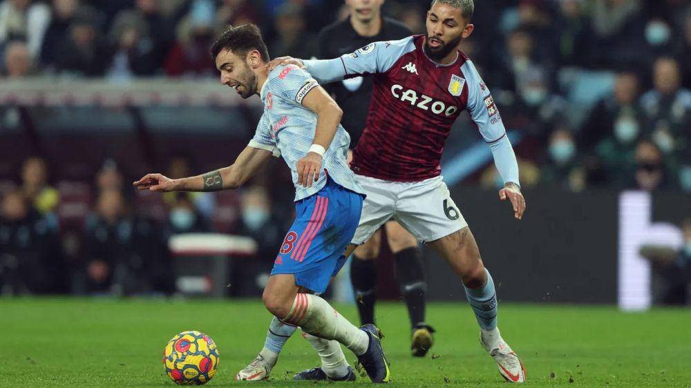 Bruno Fernandes beraksi melawan Aston Villa di EPL 2021/2022. (premierleague.com)