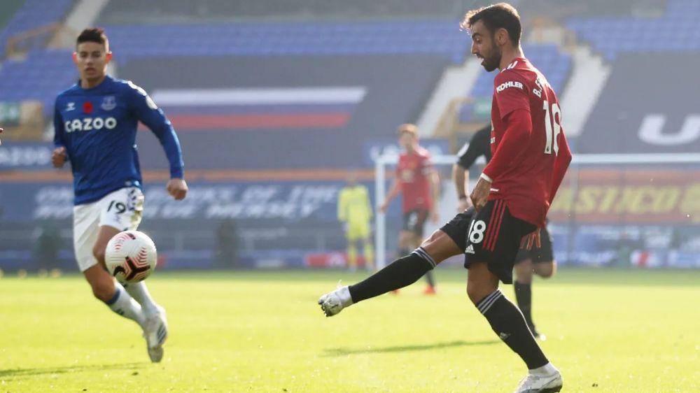 Bruno Fernandes beraksi melawan Everton di EPL 2020/2021. (premierleague.com)