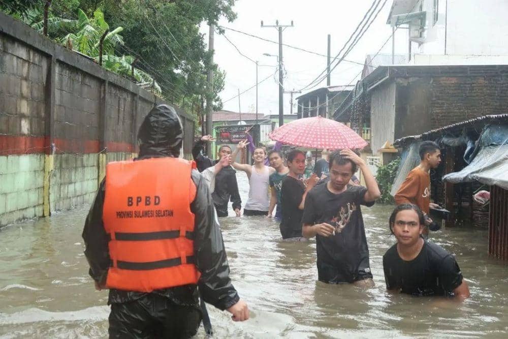 Banjir di Makassar menyebabkan sejumlah ruas jalan raya dan pemukiman terendam air, Senin (12/2/2023). Dok. IDN Times/Istimewa