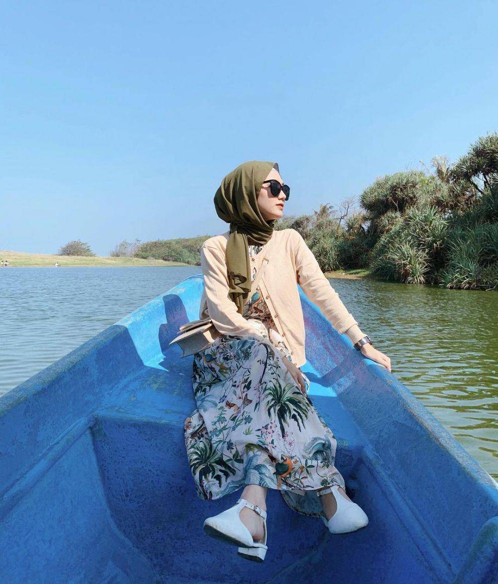 inspirasi OOTD hijab ke pantai (instagram.com/irnadila)
