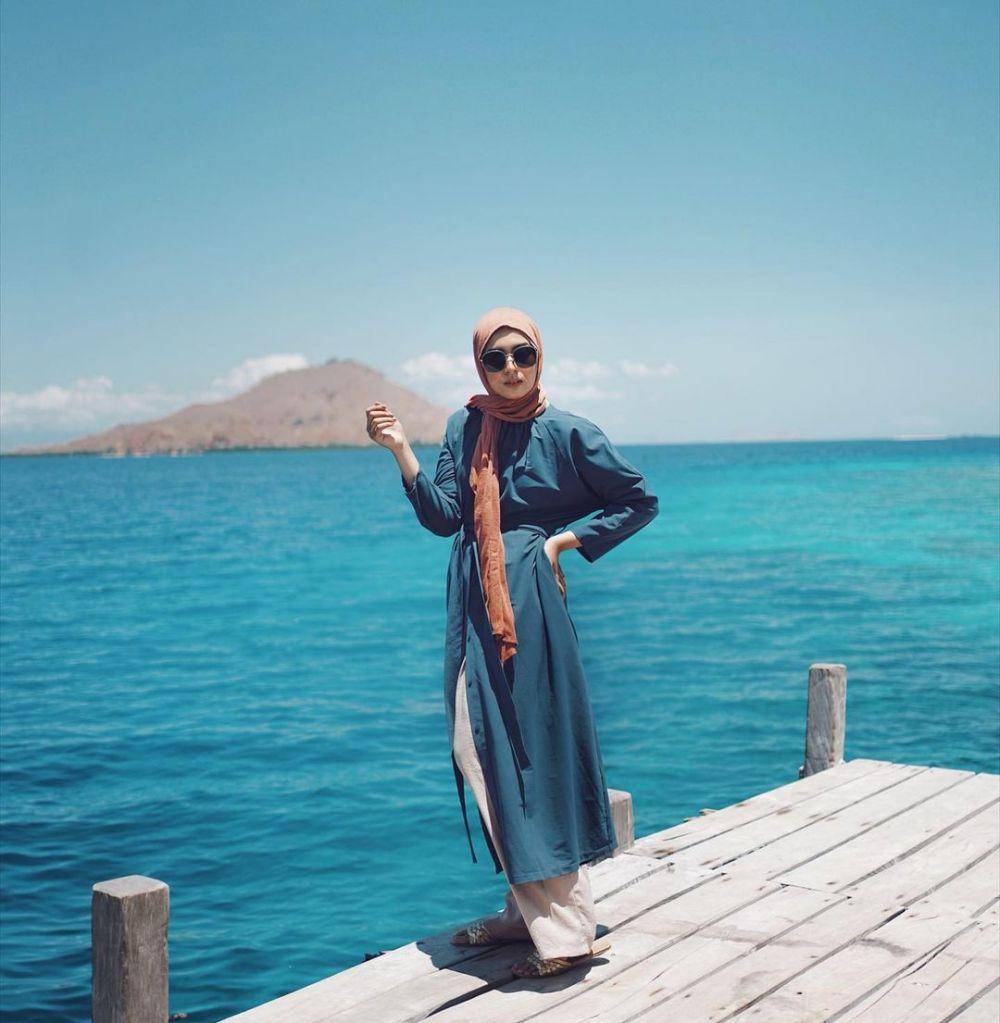 ide mix and match busana dress untuk ke pantai (instagram.com/bellattamimi)