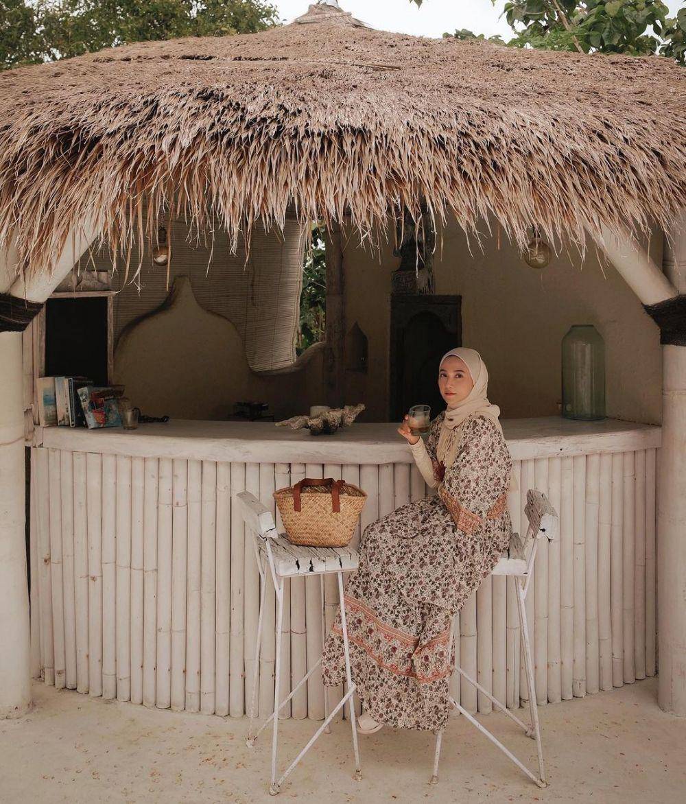 ide mix and match busana dress untuk ke pantai (instagram.com/nisacookie)