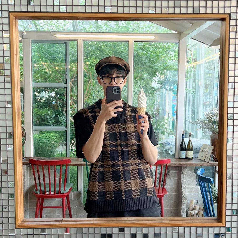 ide OOTD dengan knitwear ala DK SEVENTEEN (instagram.com/dk_is_dokyeom)