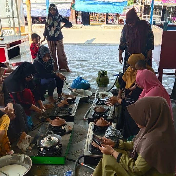 masyarakat Aceh membuat apam bersama (instagram.com/safrinaag)