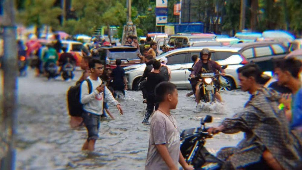 Banjir di Makassar menyebabkan sejumlah ruas jalan raya tergenang air, Senin (12/2/2023). Dok. IDN Times/Istimewa