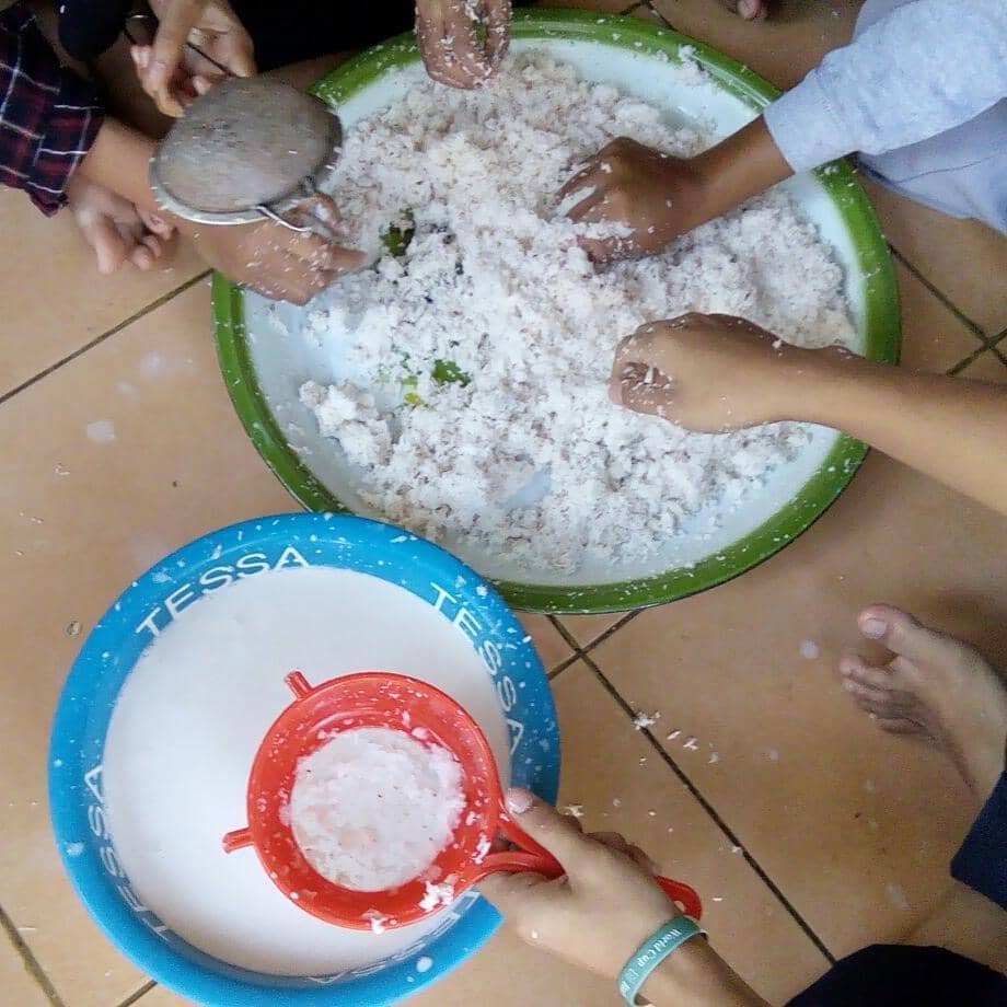 proses pembuatan kue apam (instagram.com/rahmatraziaulia)