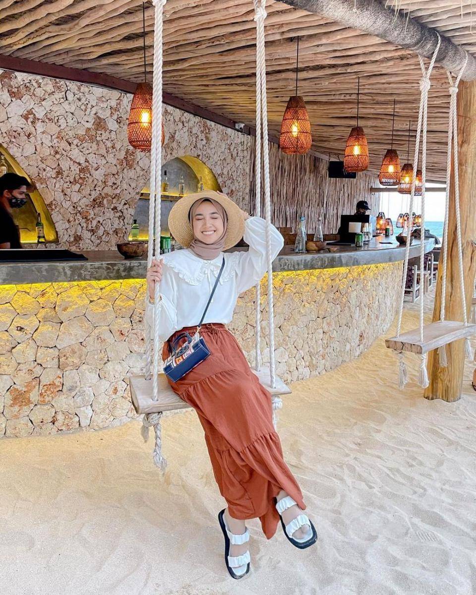 inspirasi OOTD hijab ke pantai (instagram.com/richaeu)