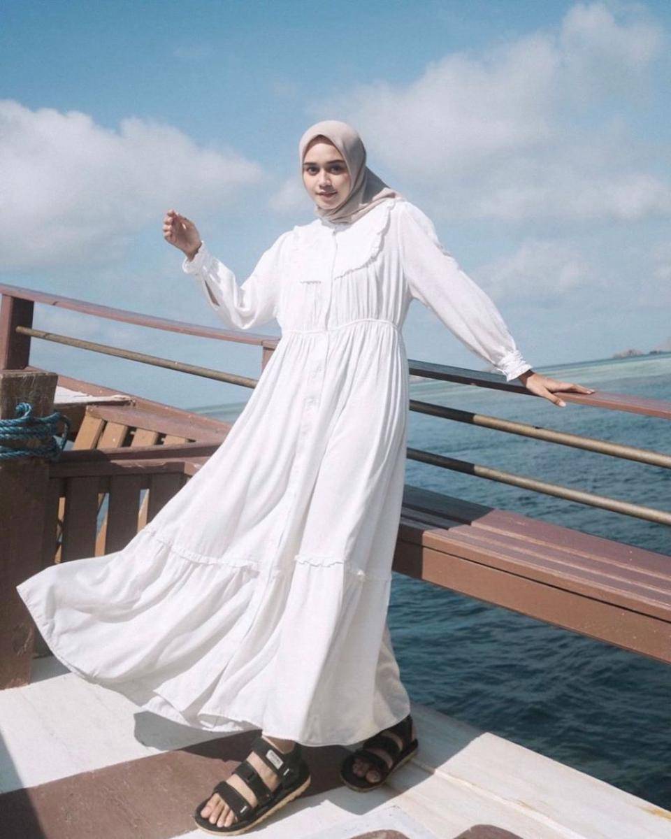 ide mix and match busana dress untuk ke pantai (instagram.com/ineznazlia)