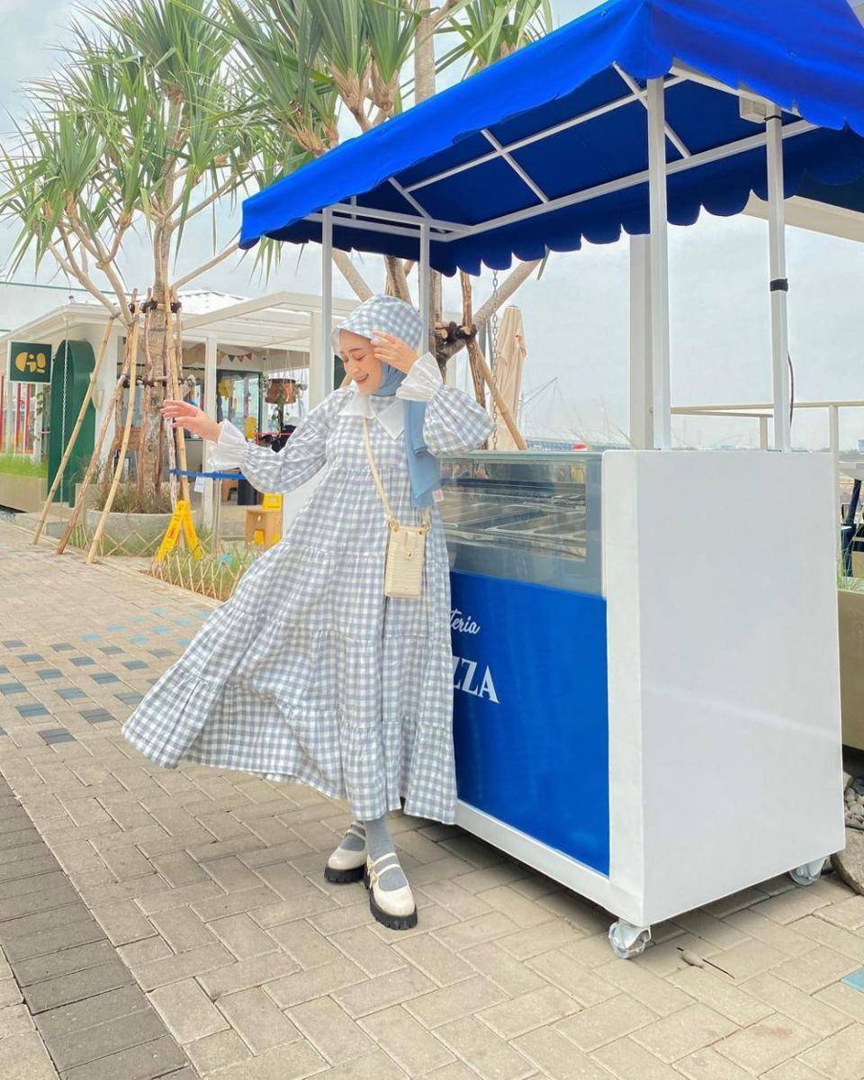 ide mix and match busana dress untuk ke pantai (instagram.com/seviqfebinita)