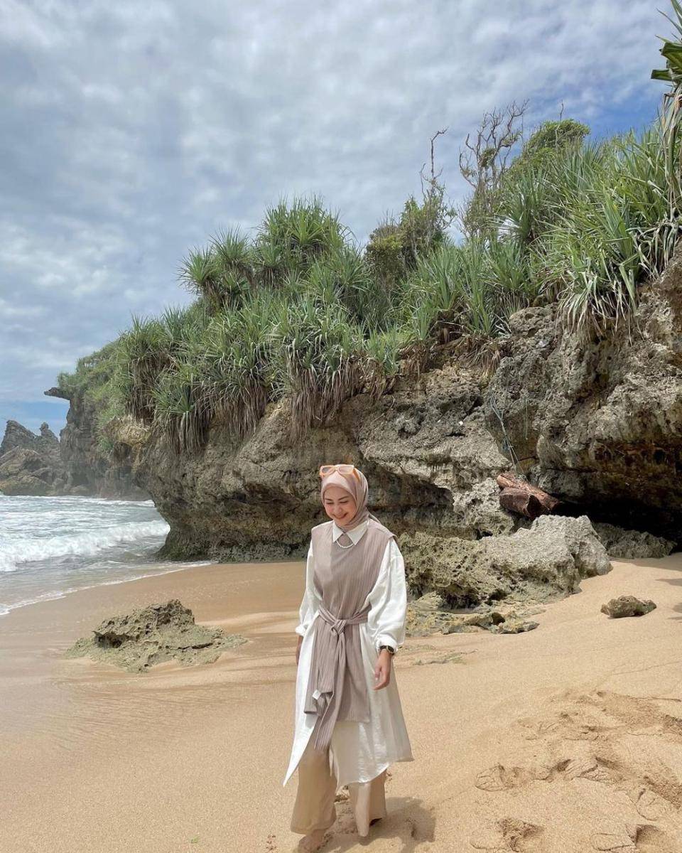 inspirasi OOTD hijab ke pantai (instagram.com/diantyy.a)