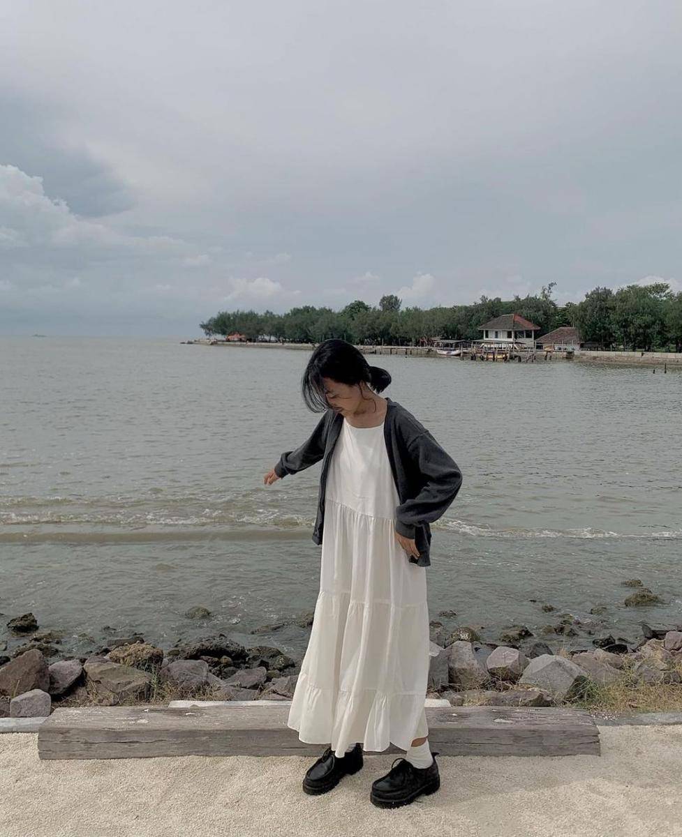 ide mix and match busana dress untuk ke pantai (instagram.com/aasyabill)
