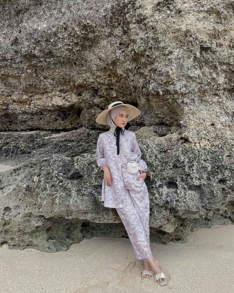 inspirasi OOTD hijab ke pantai (instagram.com/inasrana)