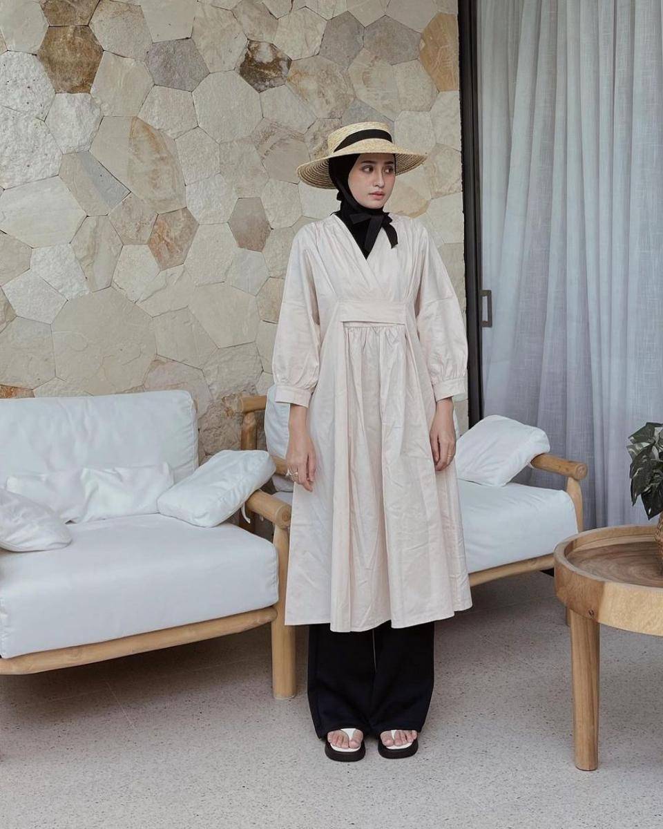 ide mix and match busana dress untuk ke pantai (instagram.com/helminursifah)