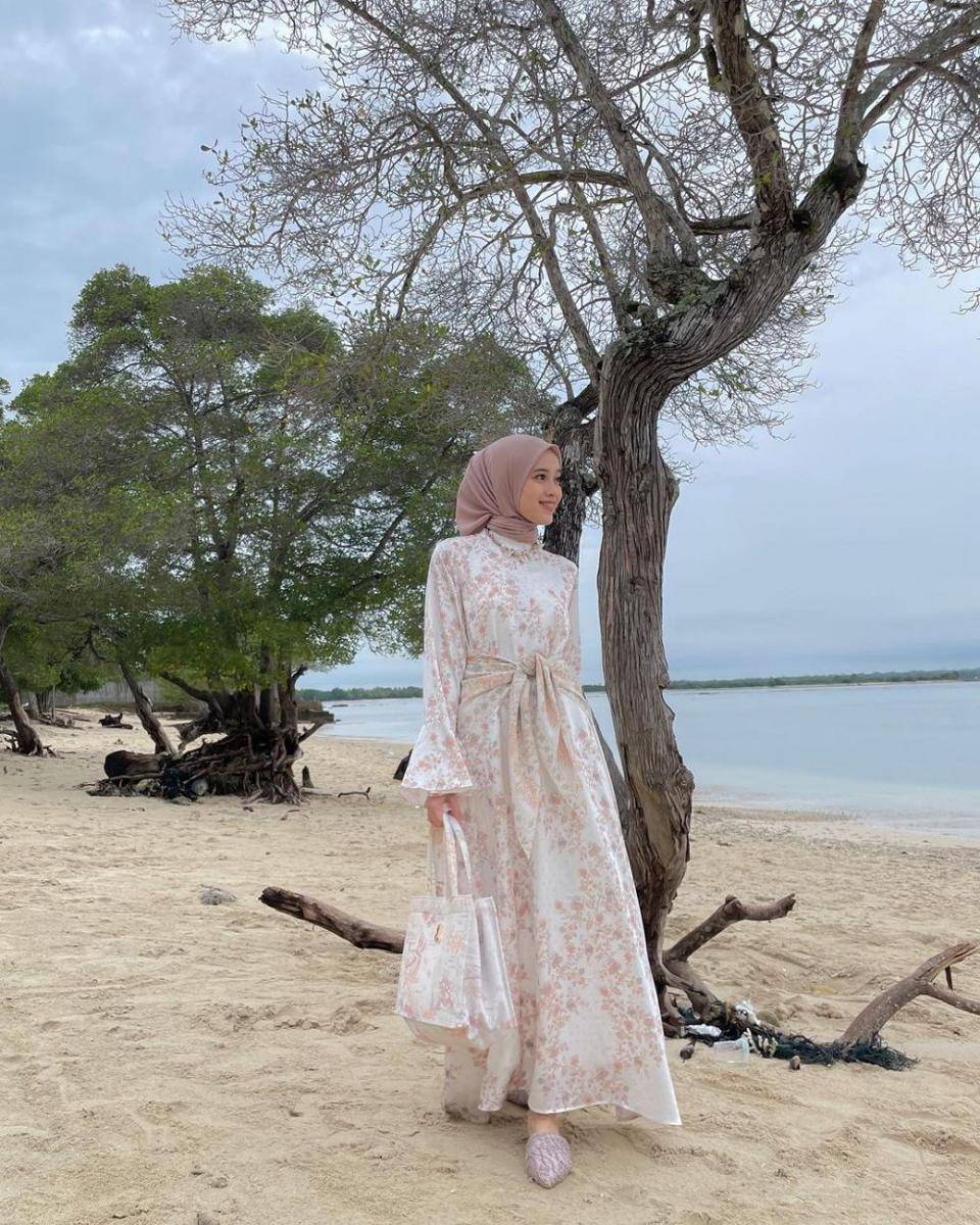 ide mix and match busana dress untuk ke pantai (instagram.com/vinamaulina)