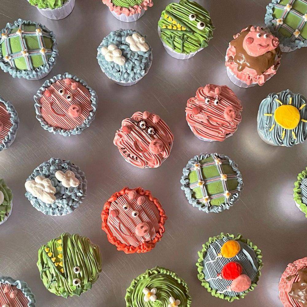 inspirasi desain cup cake estetik untuk hadiah ulang tahun (instagram.com/warmhour_)